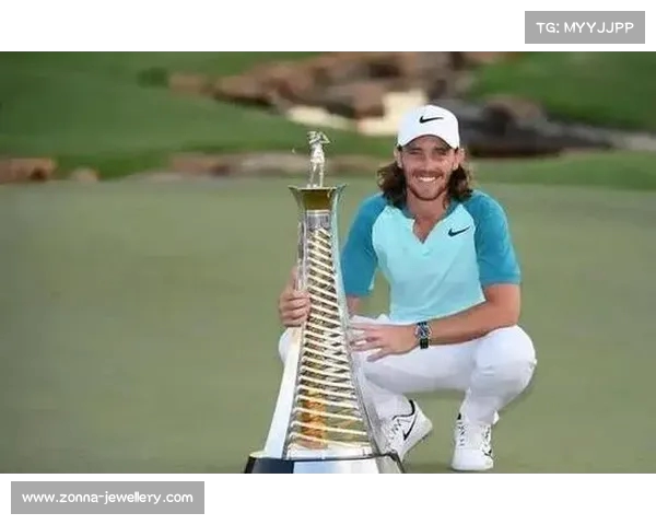 苍蝇巧妙助攻高尔夫名将一击制胜赢得百万奖金引发全场轰动 苍蝇巧妙助攻高尔夫名将一击制胜赢得百万奖金引发全场轰动